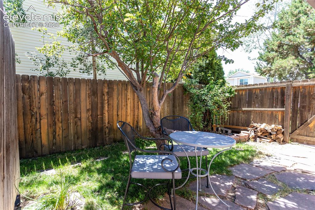 Image 40 of 48: Yard
