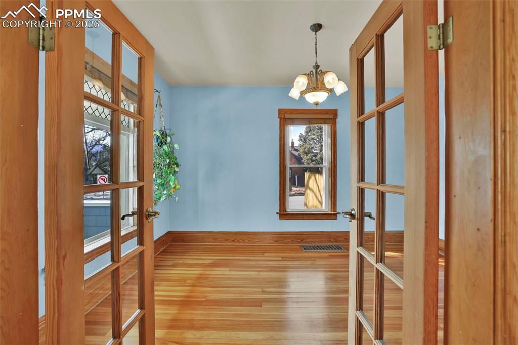 Image 14 of 48: Dining Room