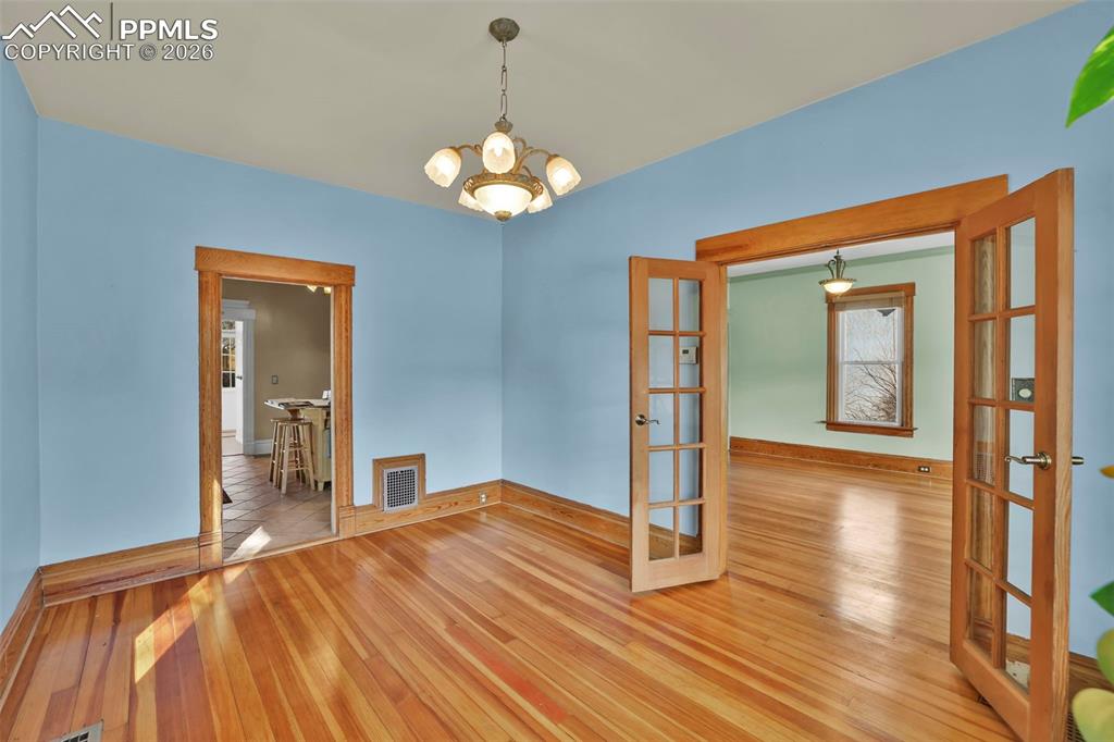 Image 15 of 48: Dining Room