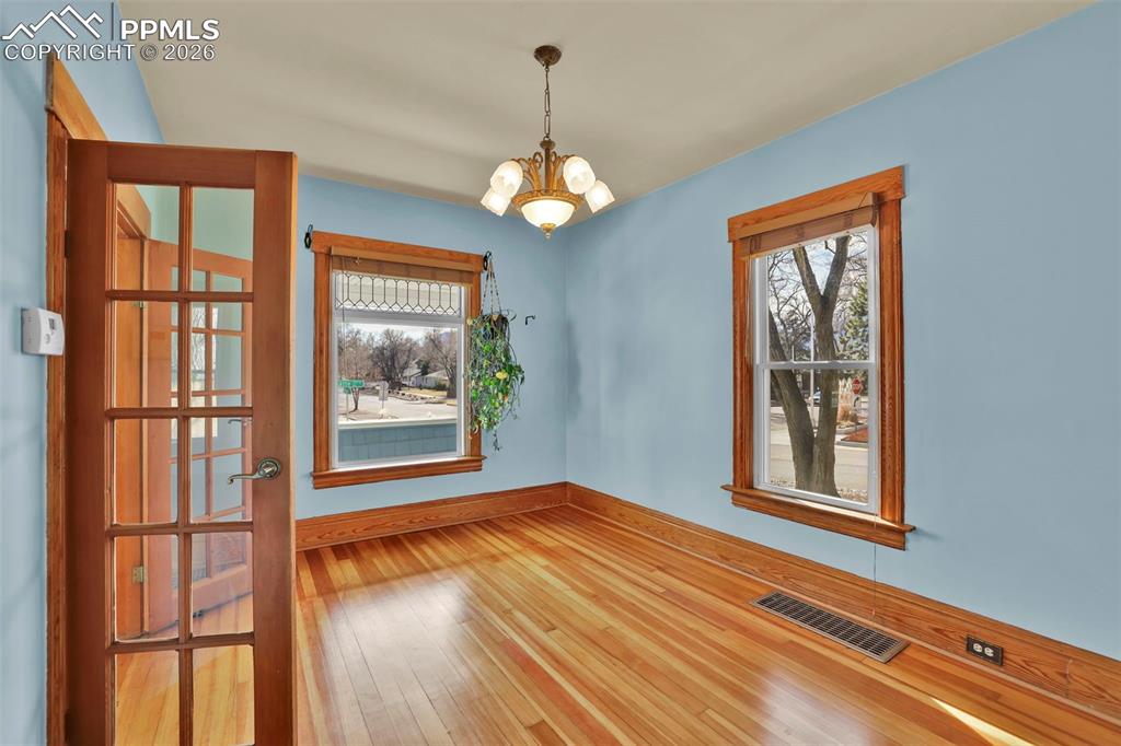 Image 16 of 48: Dining Room