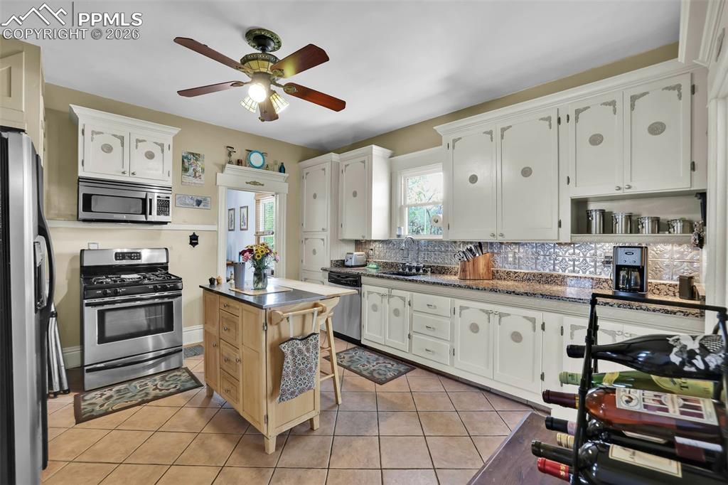 Image 19 of 48: Kitchen