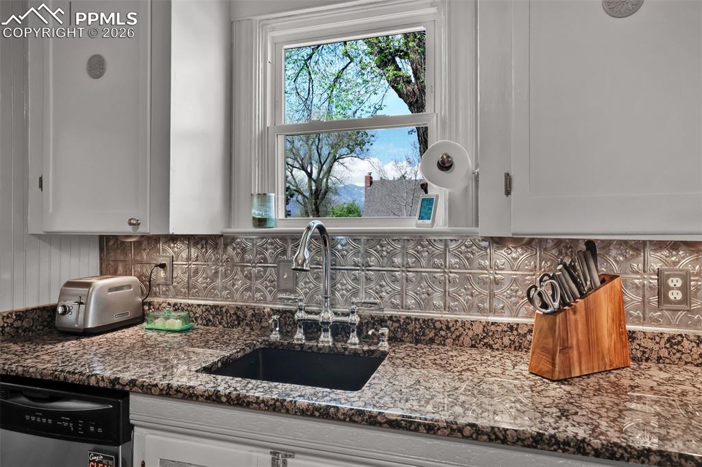 Image 20 of 48: Kitchen