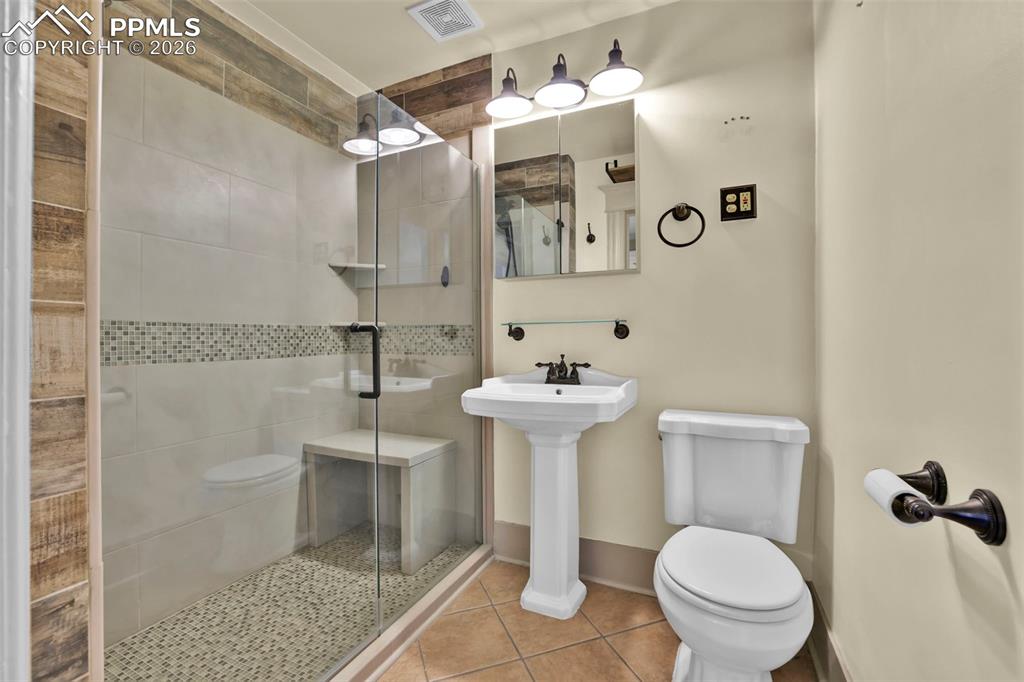 Image 25 of 48: Bathroom