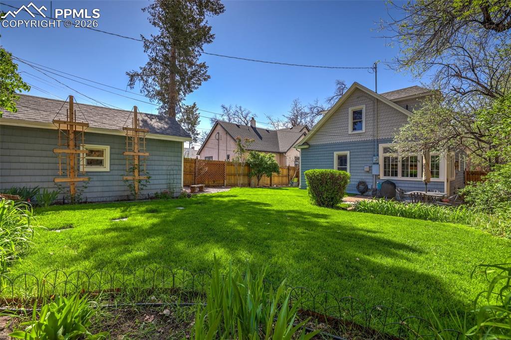 Image 40 of 48: Yard