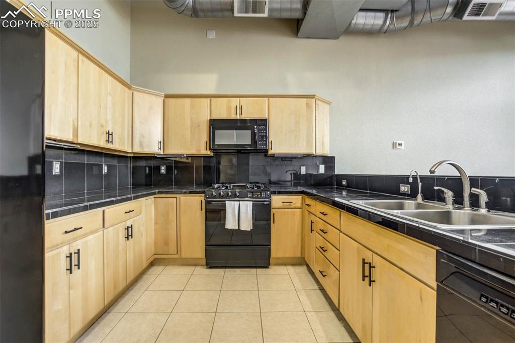 Image 16 of 43: Kitchen