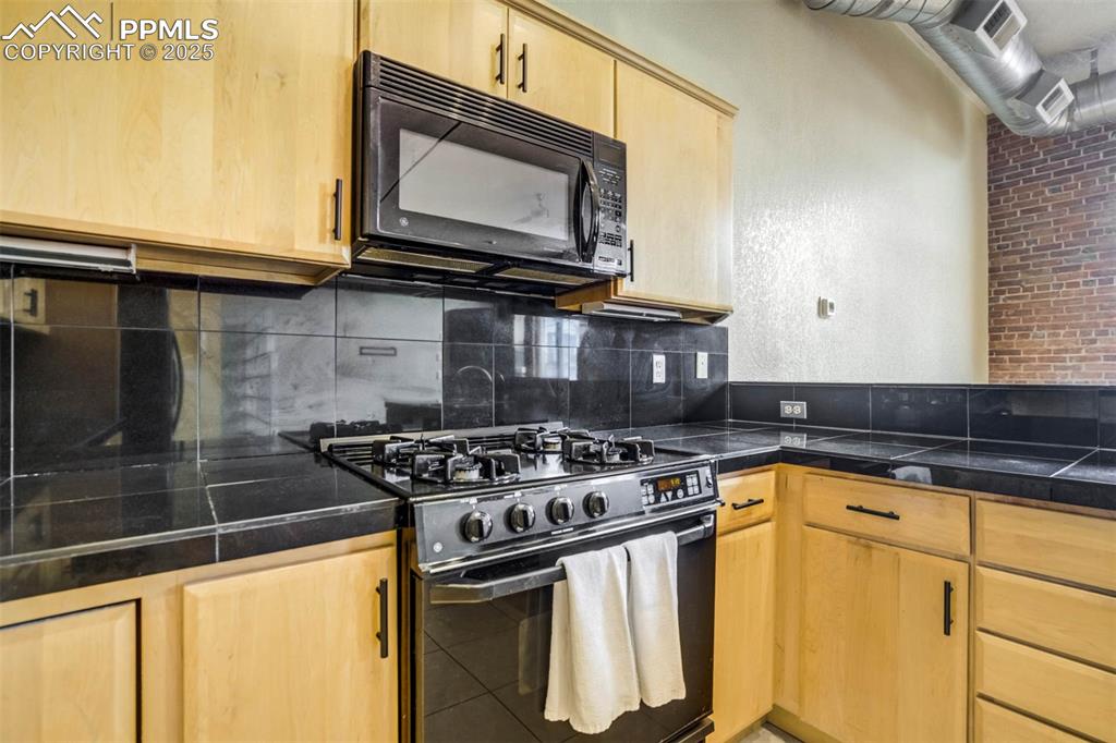 Image 17 of 43: Kitchen