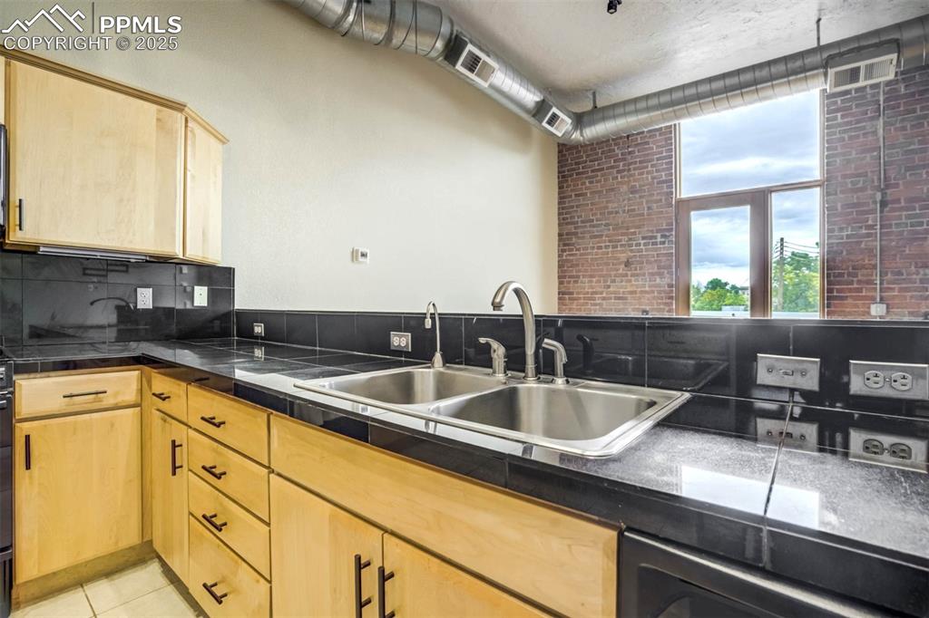Image 18 of 43: Kitchen