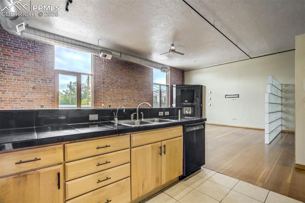 Image 19 of 43: Kitchen