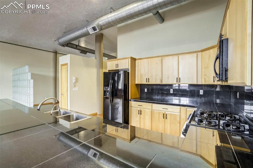 Image 21 of 43: Kitchen