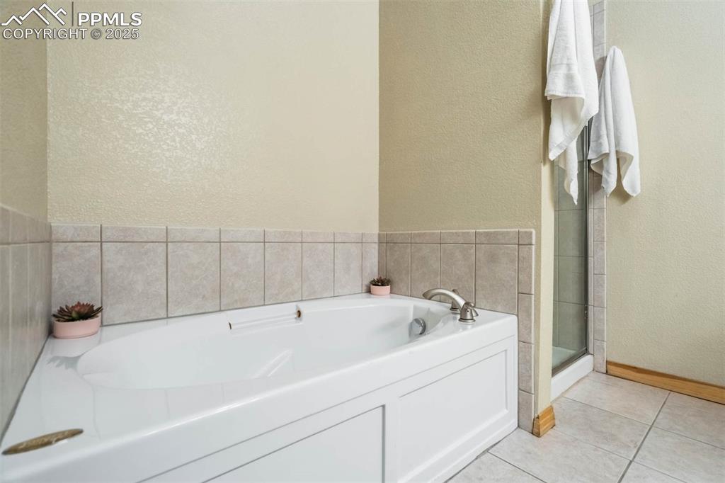 Image 29 of 43: Bathroom