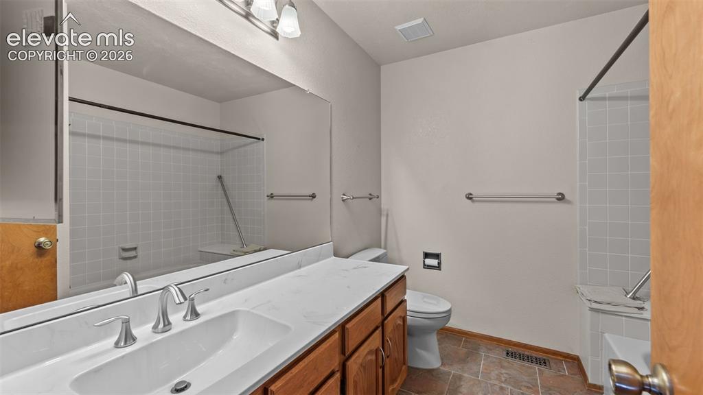 Image 19 of 41: Bathroom