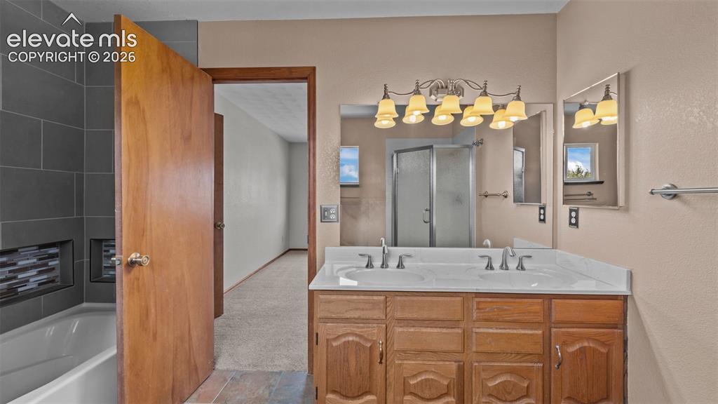 Image 25 of 41: Bathroom