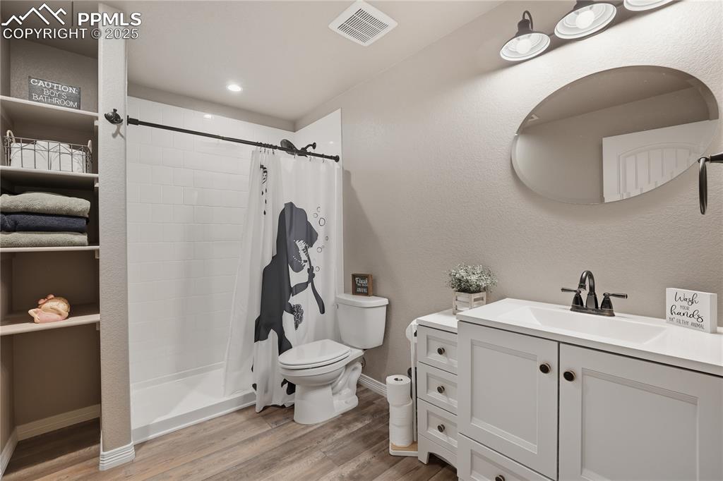 Image 35 of 49: Bathroom