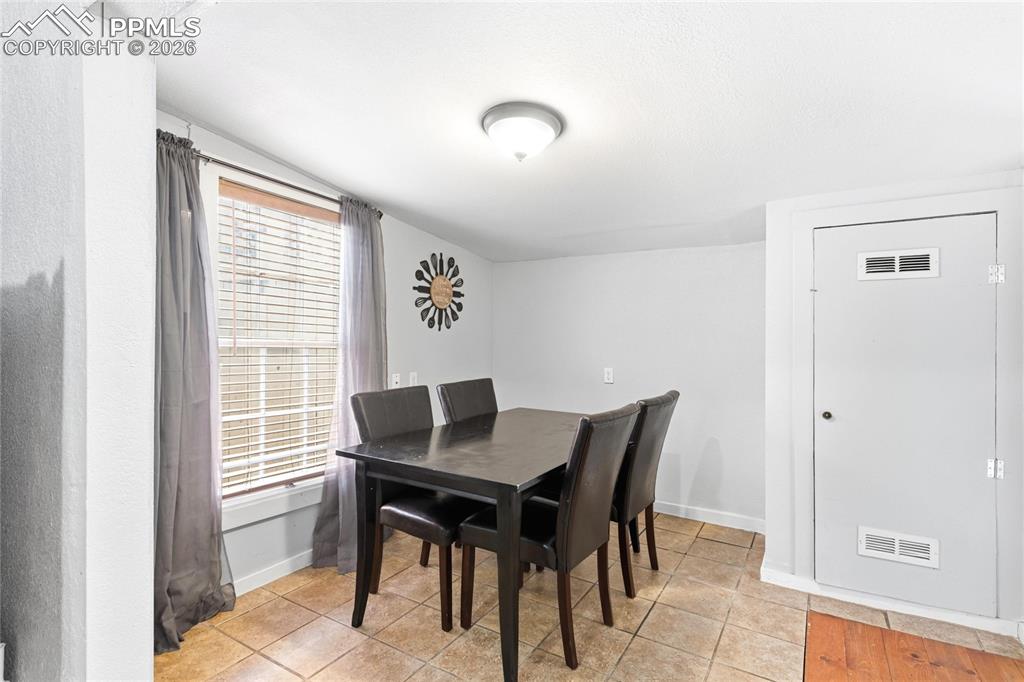 Image 10 of 33: Dining Area