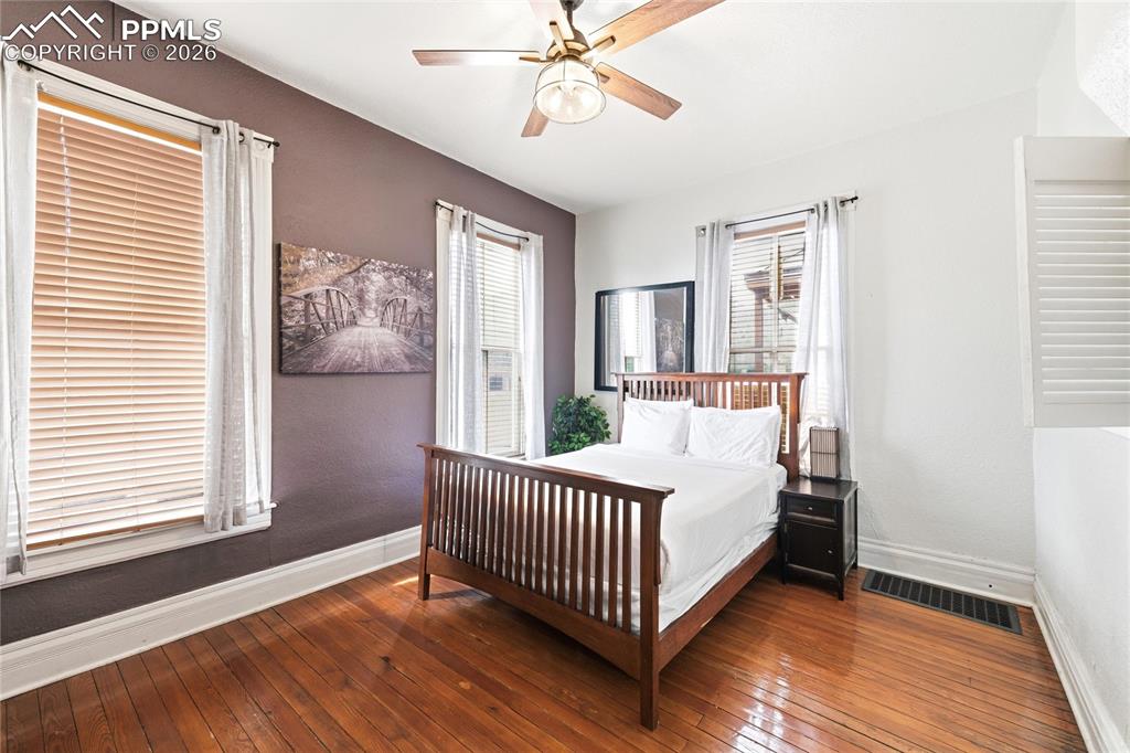 Image 14 of 33: Bedroom