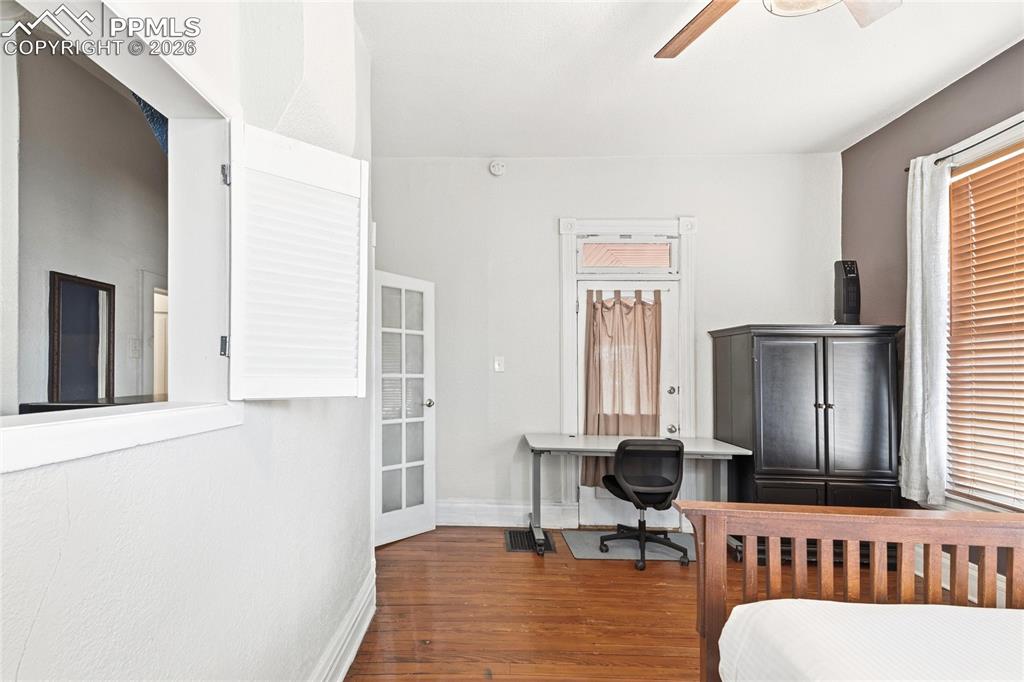 Image 15 of 33: Bathroom