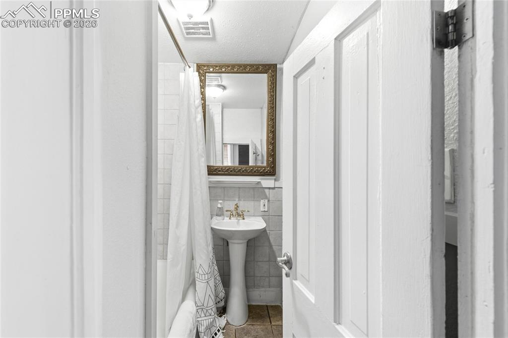 Image 16 of 33: Bathroom