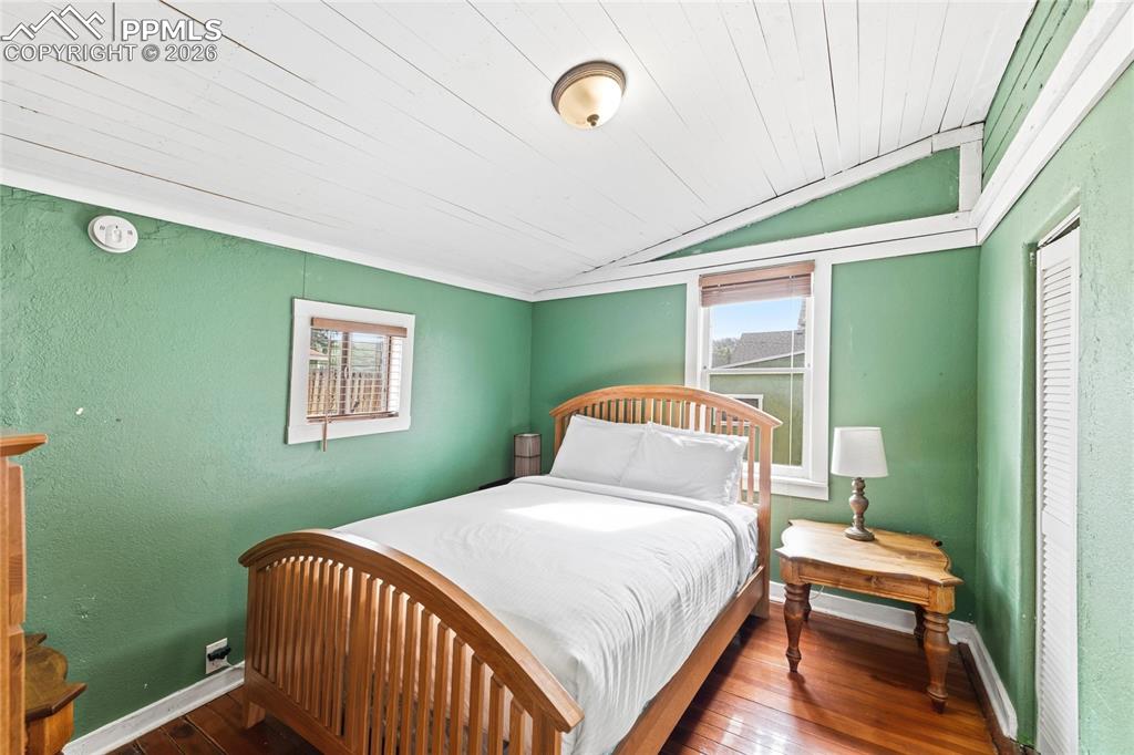 Image 18 of 33: Bedroom