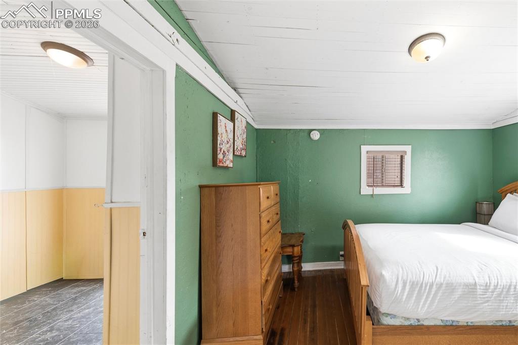 Image 19 of 33: Bedroom