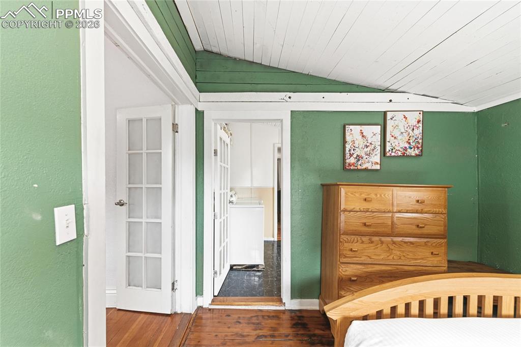 Image 20 of 33: Laundry