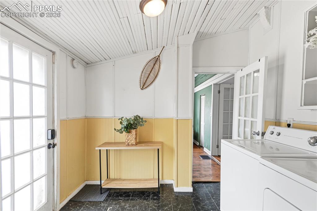 Image 21 of 33: Laundry