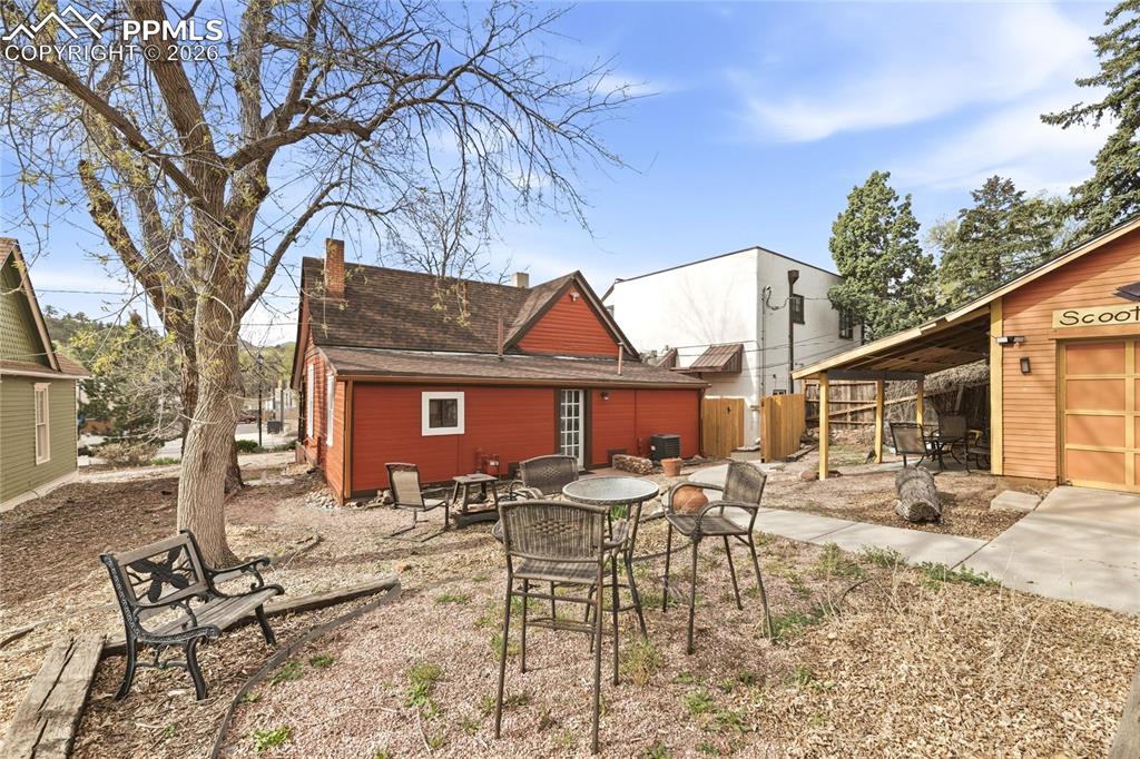 Image 24 of 33: Yard