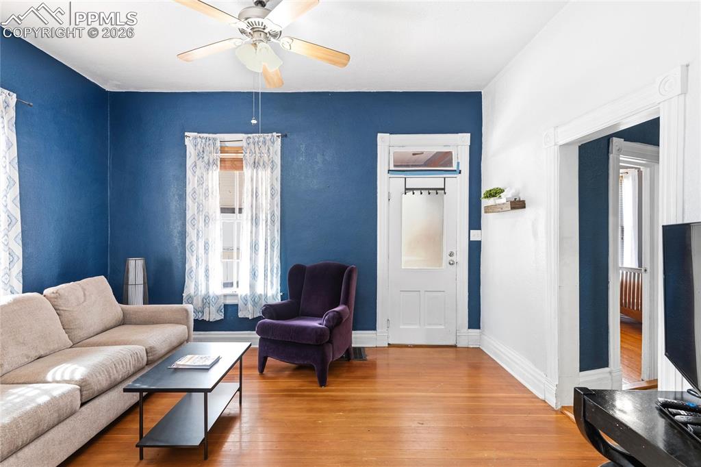 Image 5 of 33: Living Room