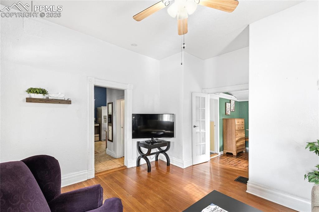 Image 7 of 33: Kitchen