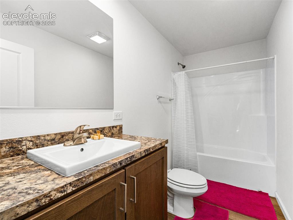 Image 15 of 27: Main bath is a full bath