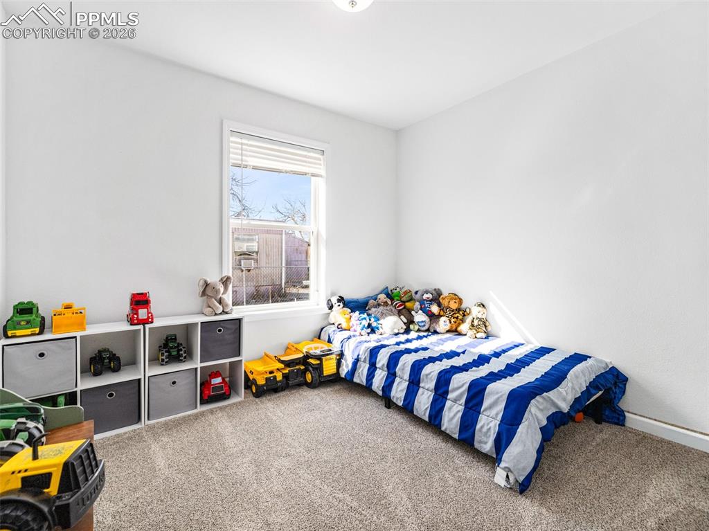 Image 17 of 25: Bedroom