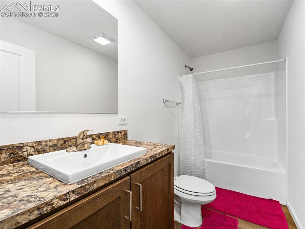 Image 18 of 25: Main bath is a full bath