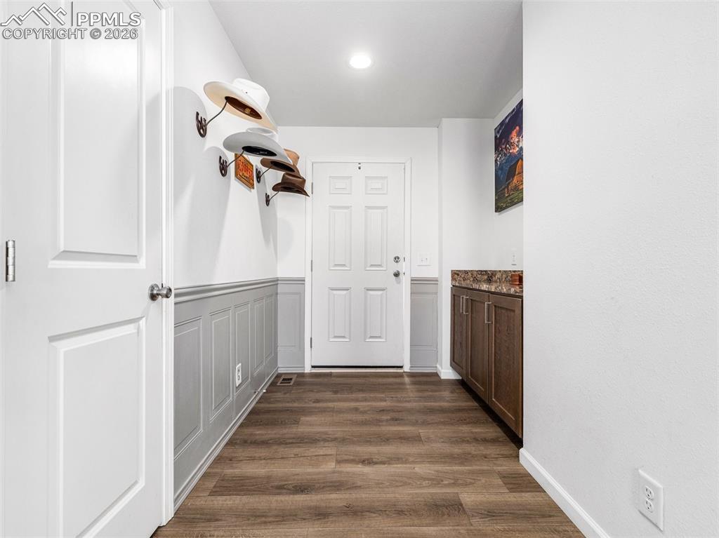 Image 7 of 25: Entry