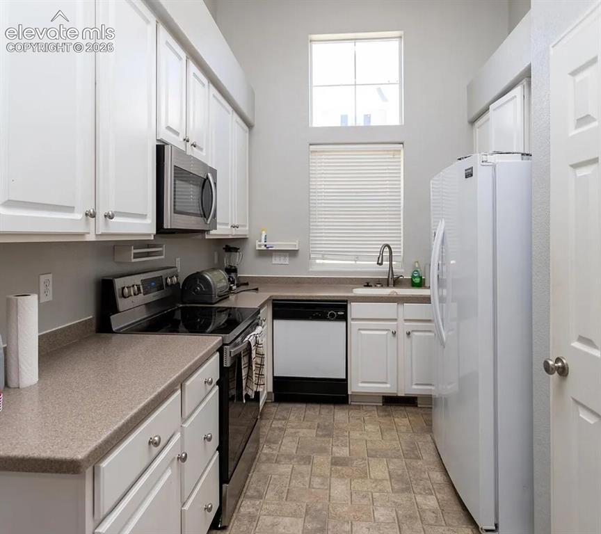 Image 2 of 10: Kitchen