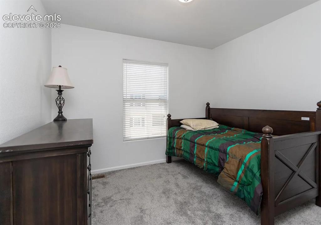 Image 5 of 10: Bedroom