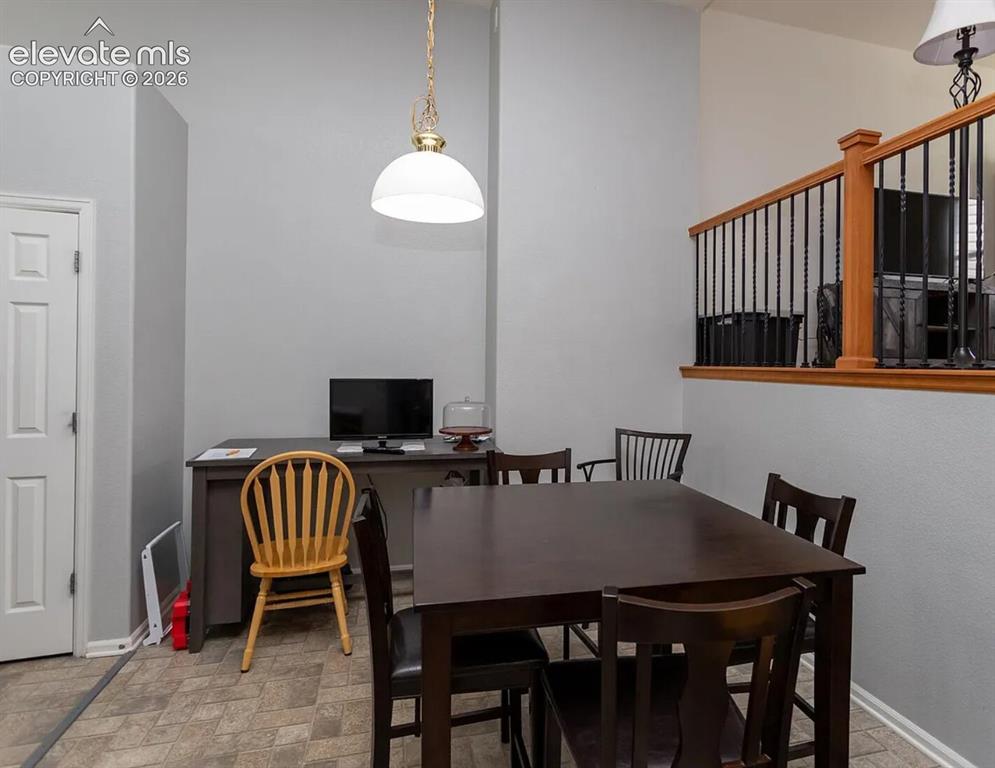 Image 7 of 10: Dining Area