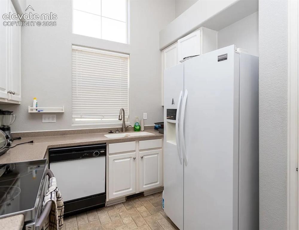 Image 8 of 10: Kitchen