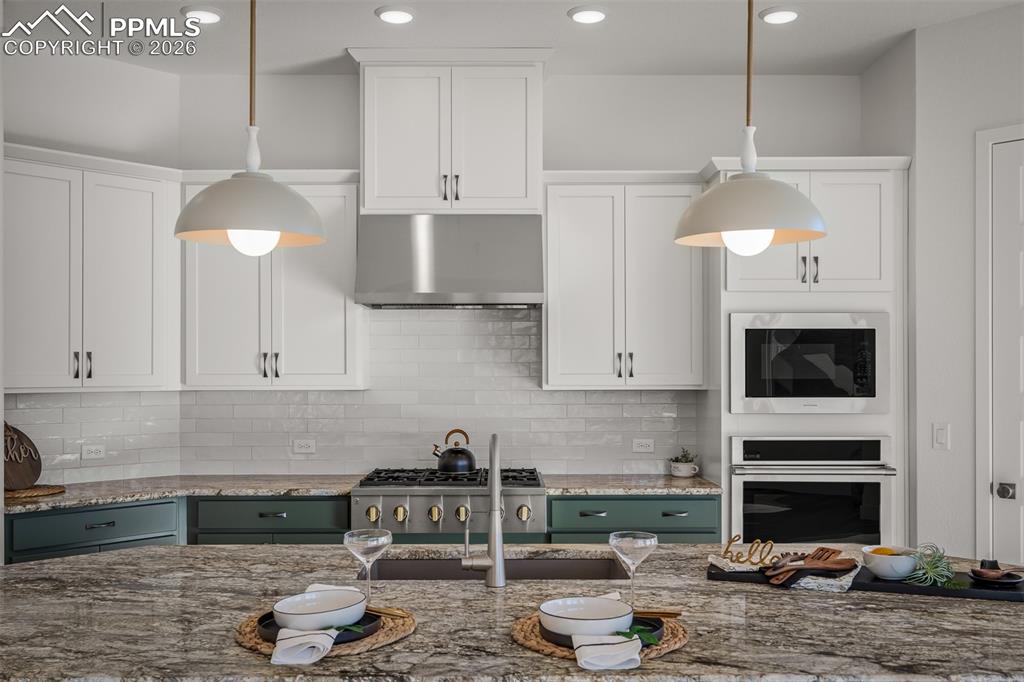 Image 15 of 43: Kitchen