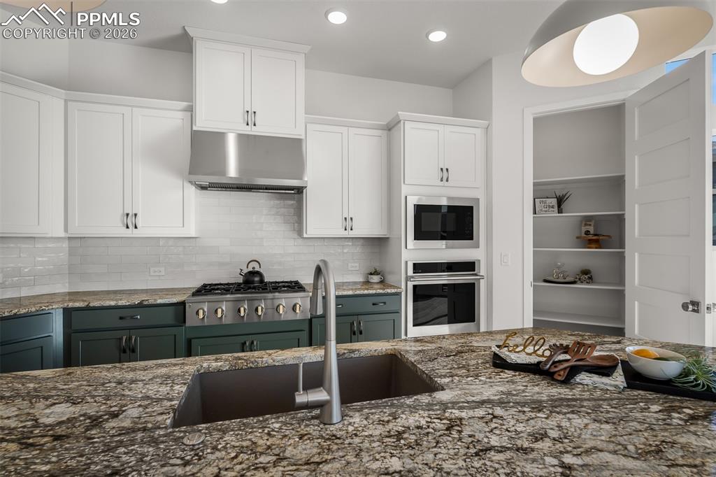 Image 16 of 43: Kitchen