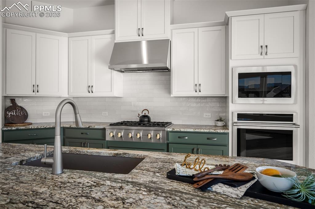 Image 17 of 43: Kitchen