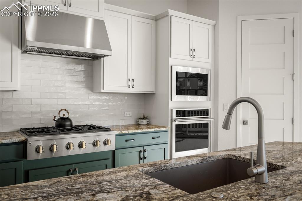 Image 18 of 43: Kitchen