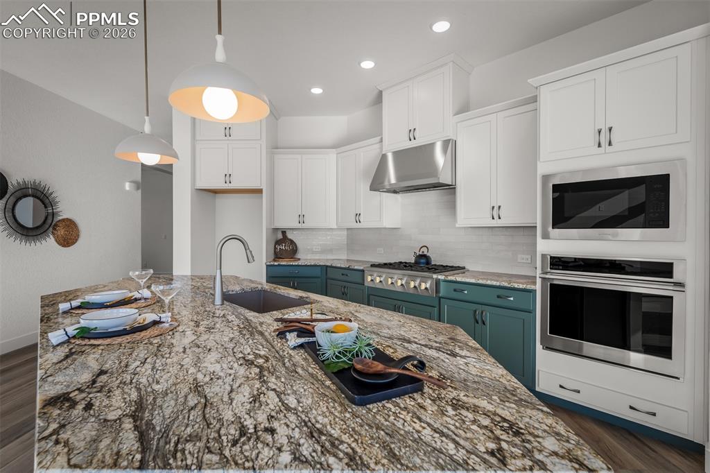 Image 19 of 43: Kitchen