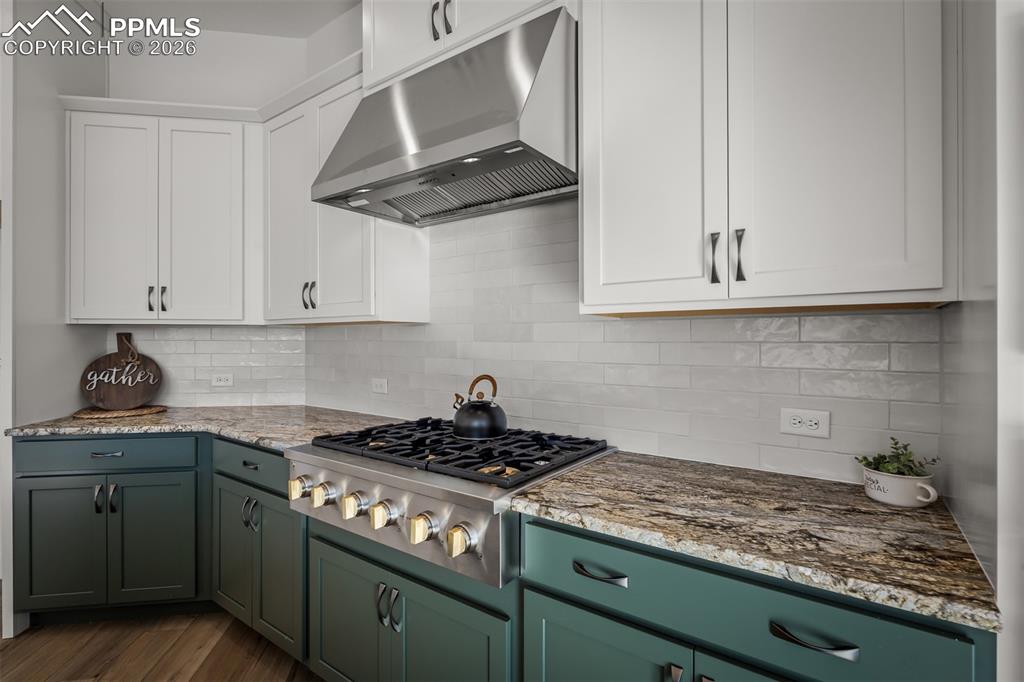 Image 20 of 43: Kitchen