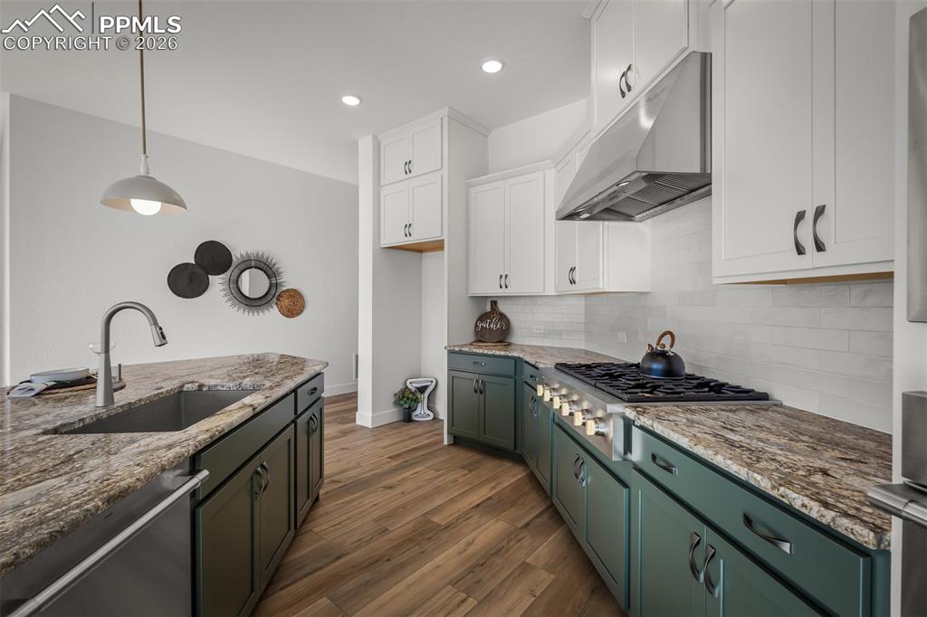 Image 21 of 43: Kitchen