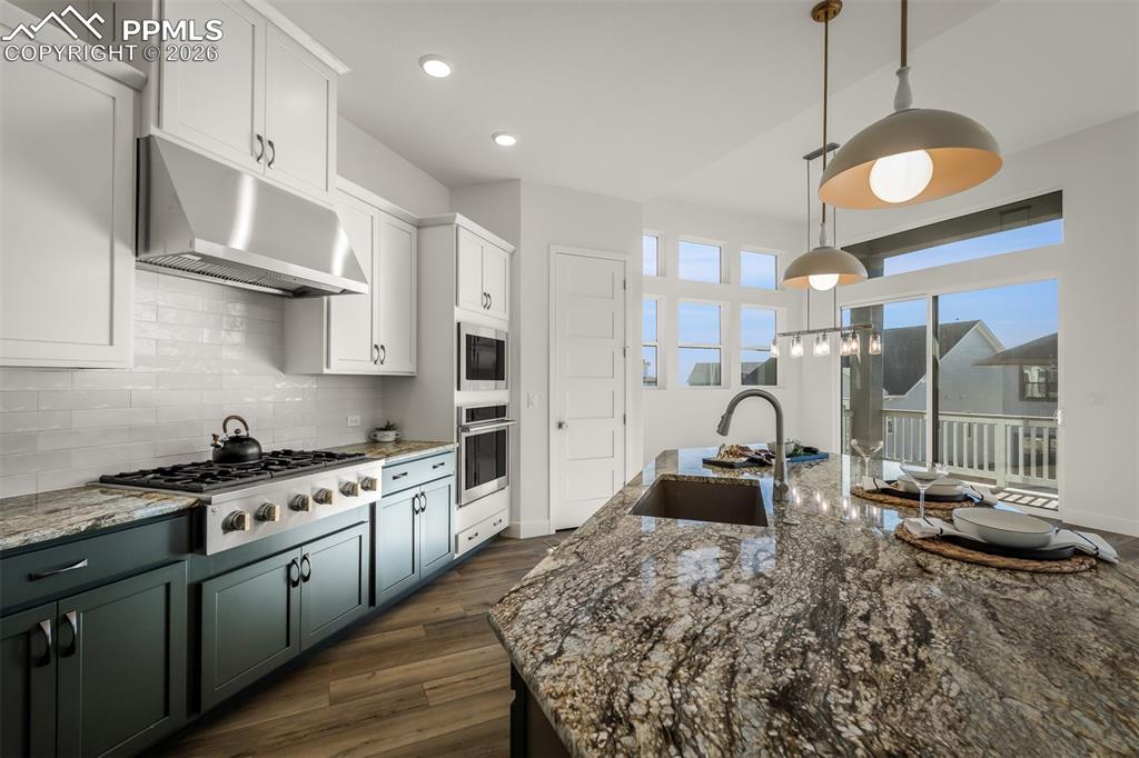 Image 22 of 43: Kitchen