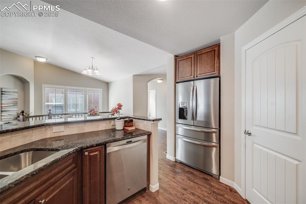 Image 14 of 44: Kitchen