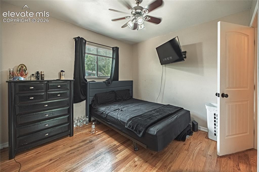 Image 11 of 21: Bedroom