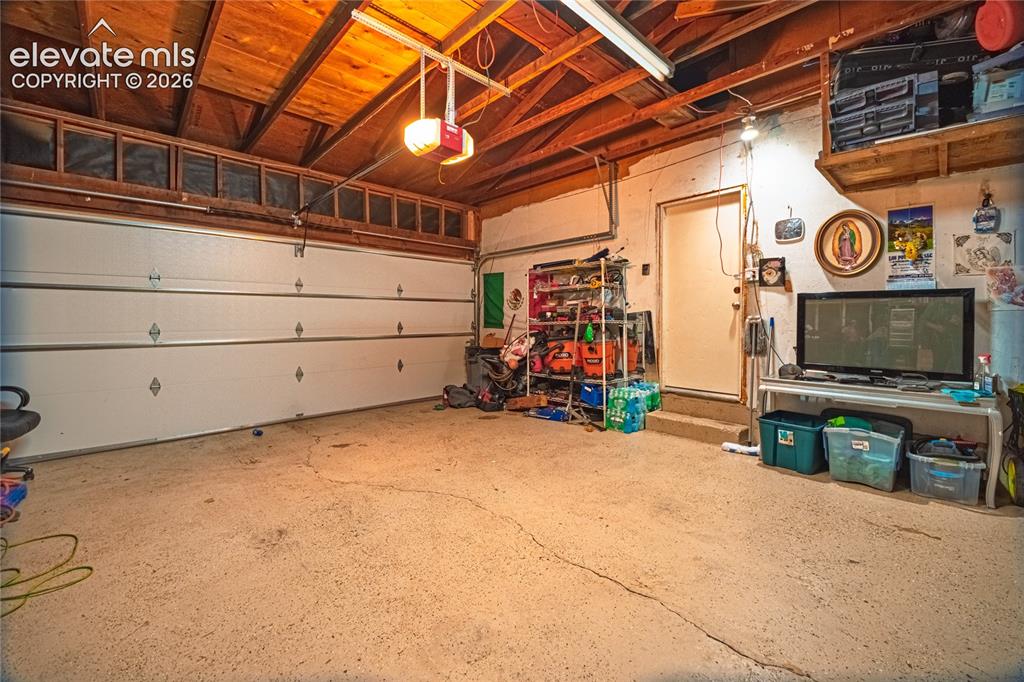 Image 19 of 21: Garage