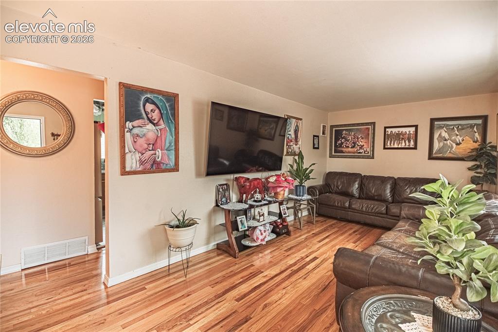 Image 4 of 21: Living Room