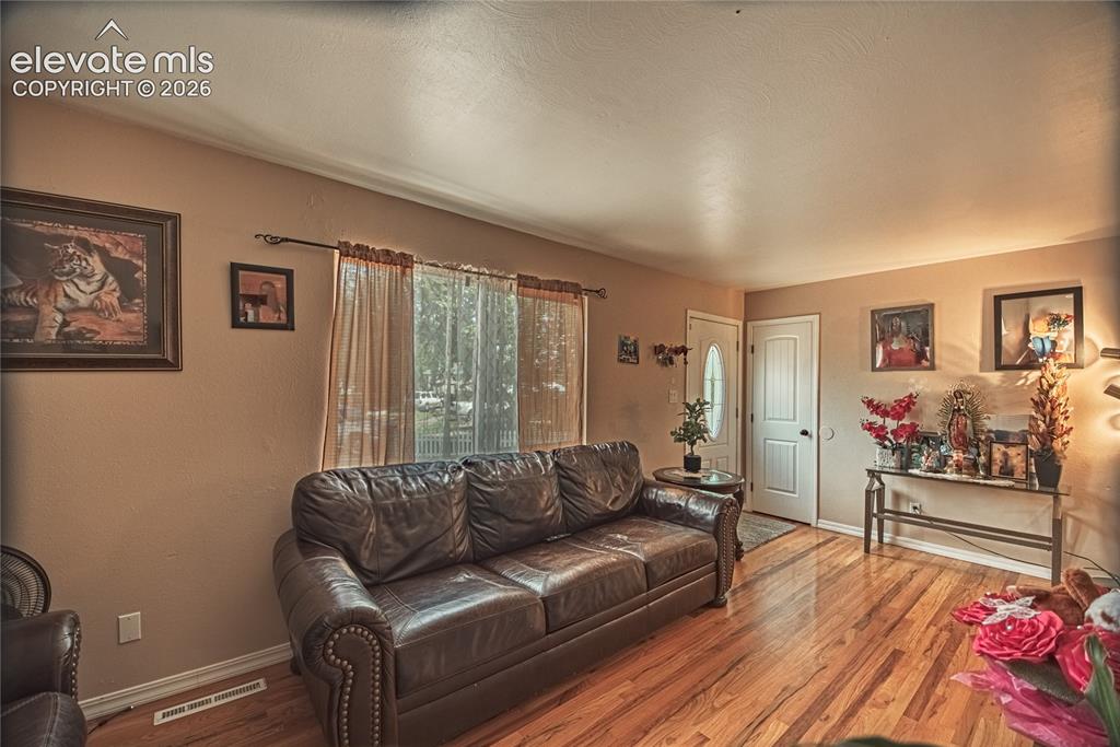 Image 6 of 21: Living Room