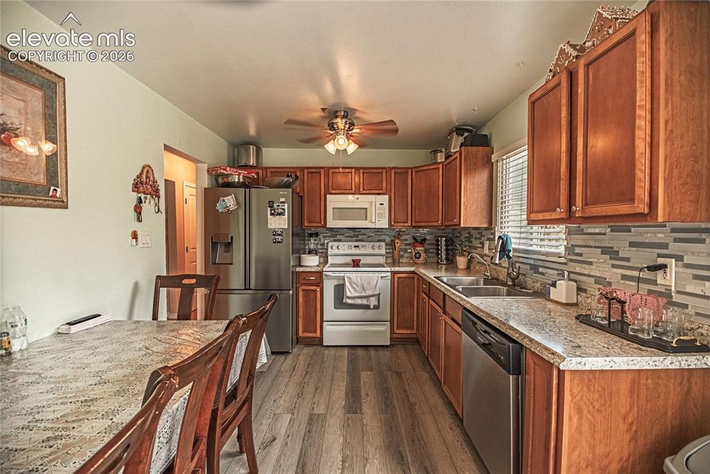 Image 7 of 21: Kitchen
